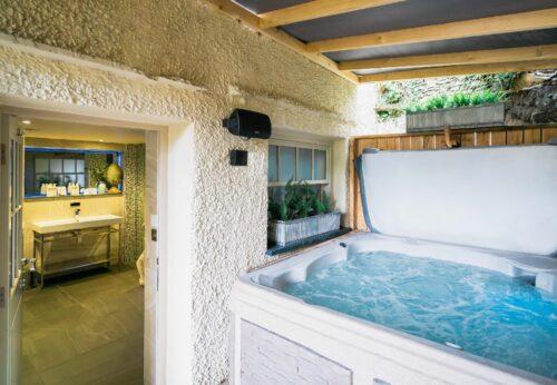 This suite in Bowness Lake District, boasts an outdoor hot tub for 2