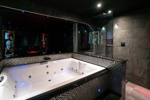 The Cranleigh Boutique - Hideout House Self Catering in the Lake District - Supersize Air Jet Spa Bath Hot Tub