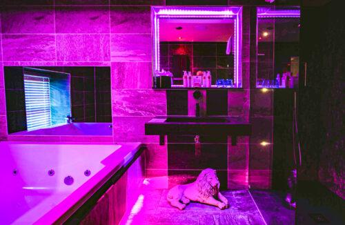 The Opulence Suite ensuite bathroom boasts imressive mood lighting